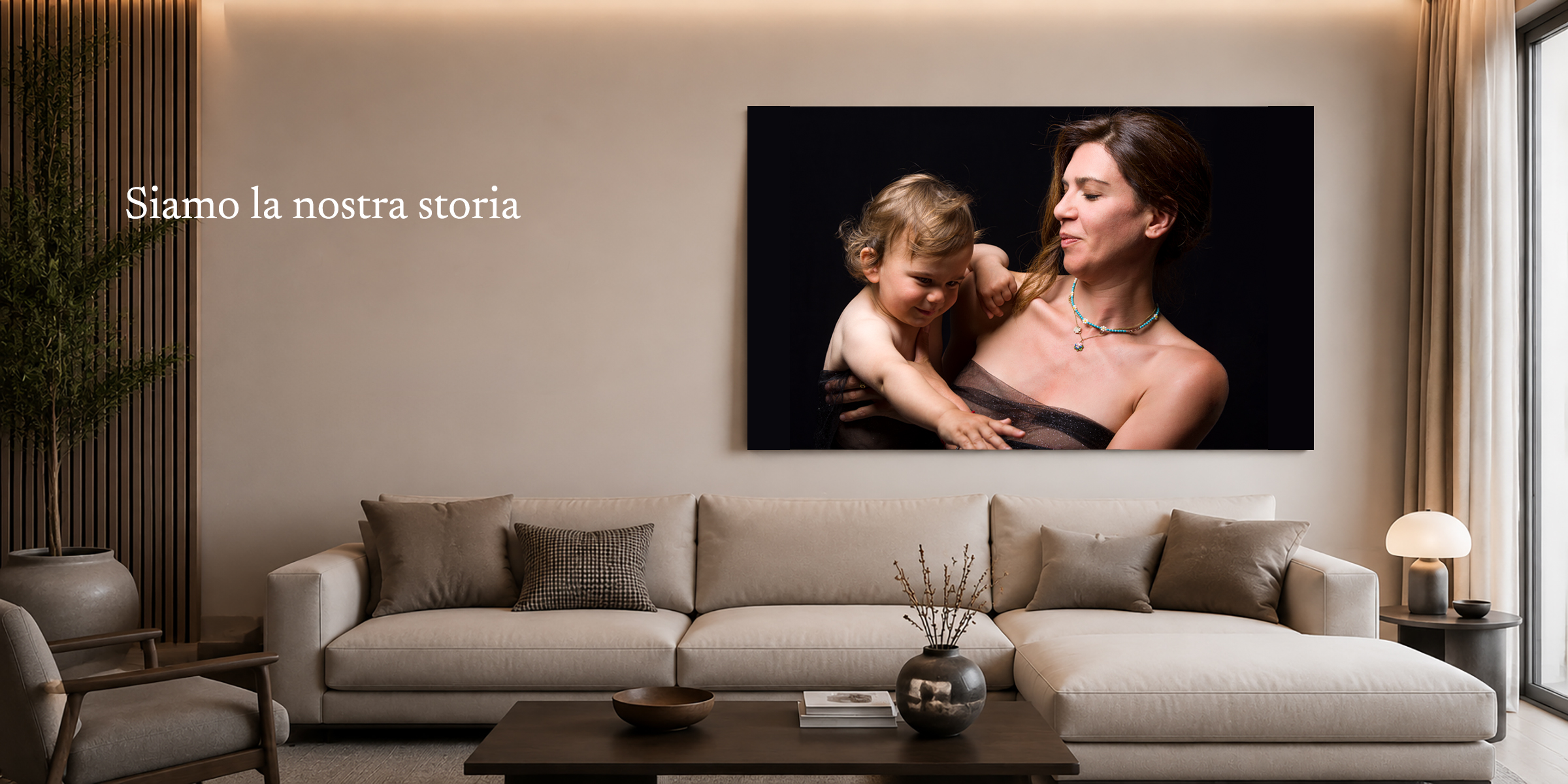 Fotografia di una madre con il figlio esposta come grande stampa in un soggiorno moderno