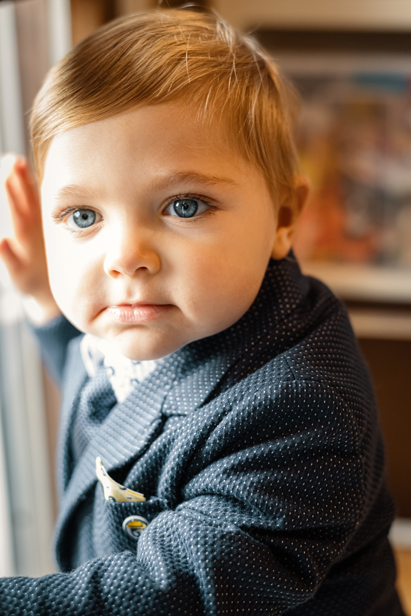 Bambino in abito elegante durante il battesimo, progetto Storie da condividere a Padova