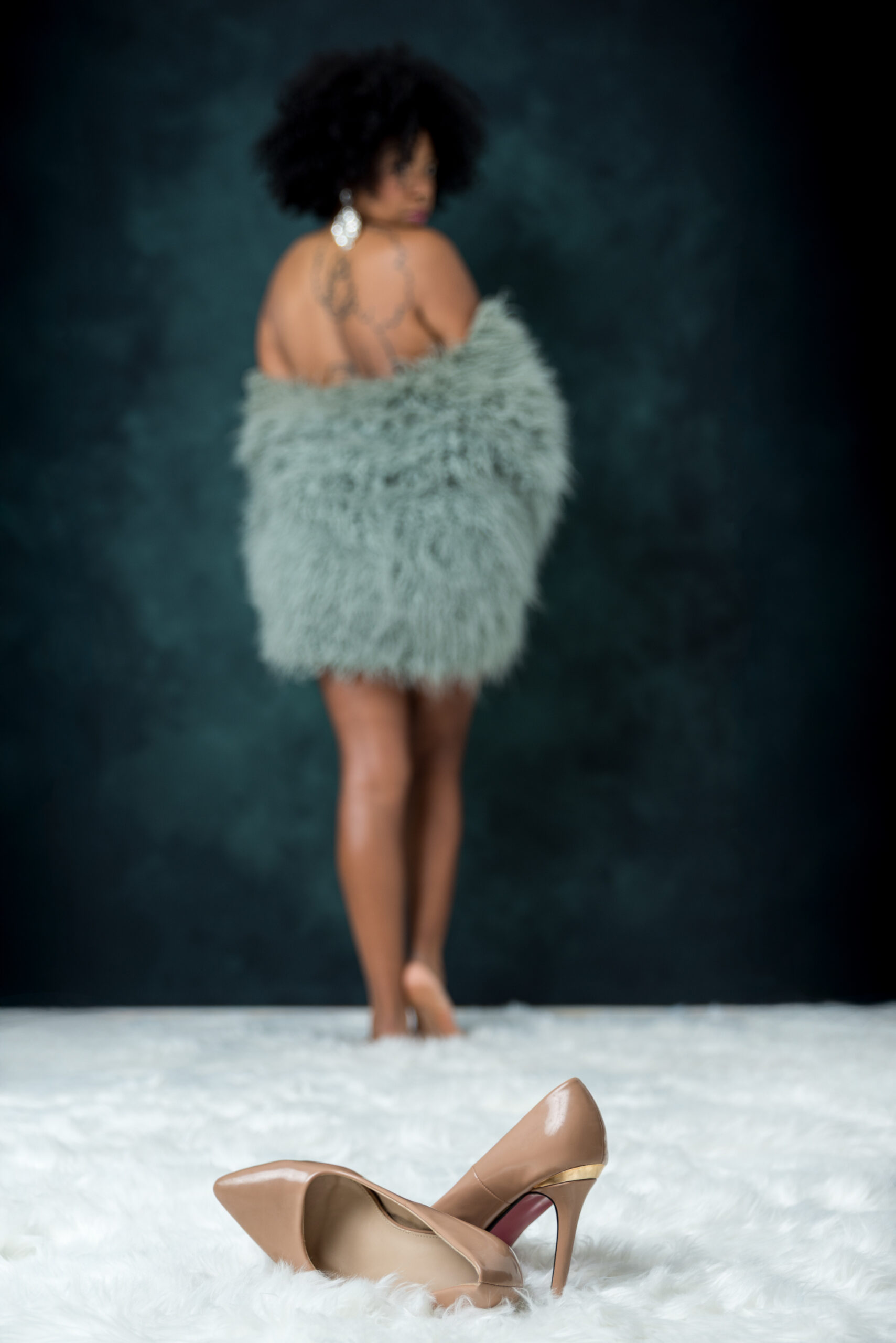 Scarpe con tacco in primo piano e ritratto boudoir sfocato sullo sfondo, servizio boudoir a Padova