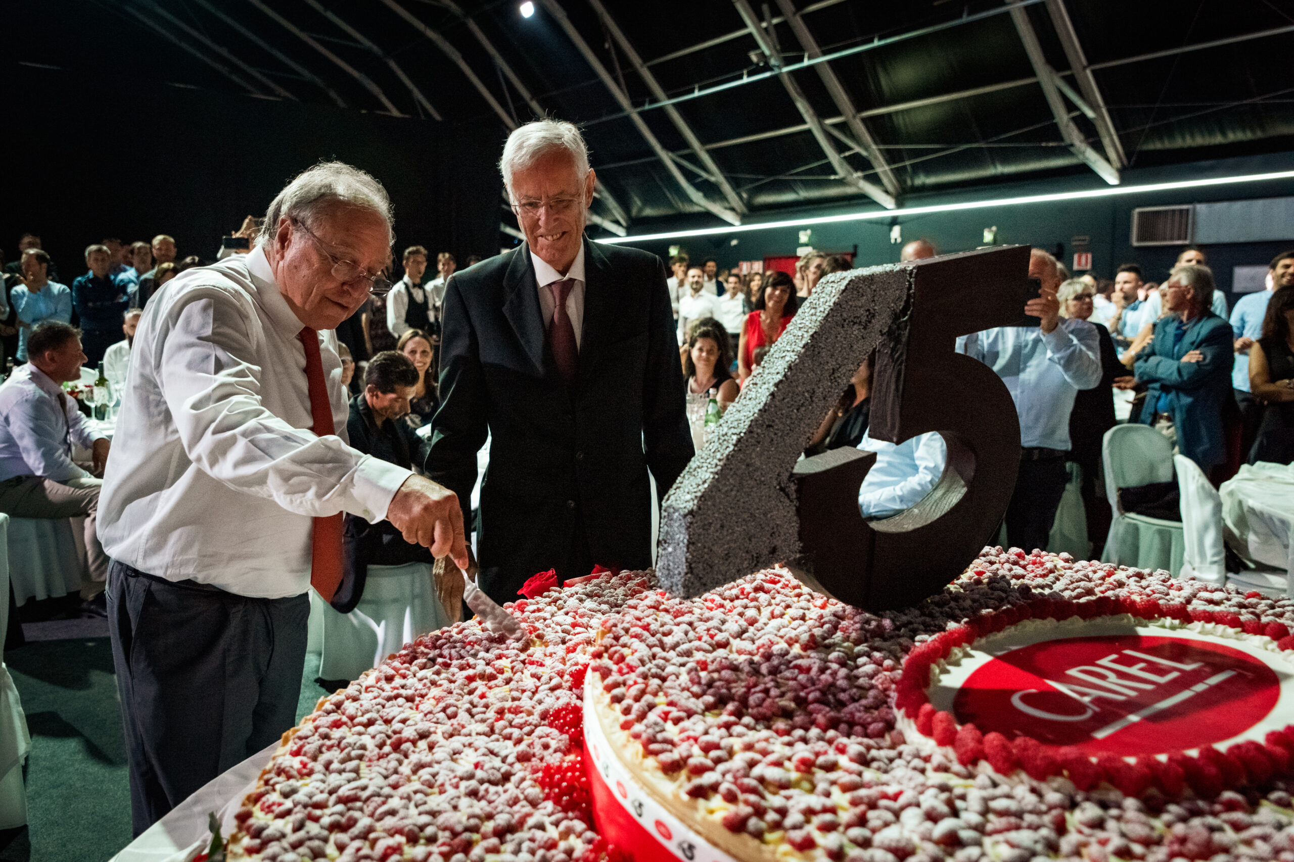 Taglio della torta per il 45° anniversario aziendale davanti agli invitati, servizio fotografico business events a Padova