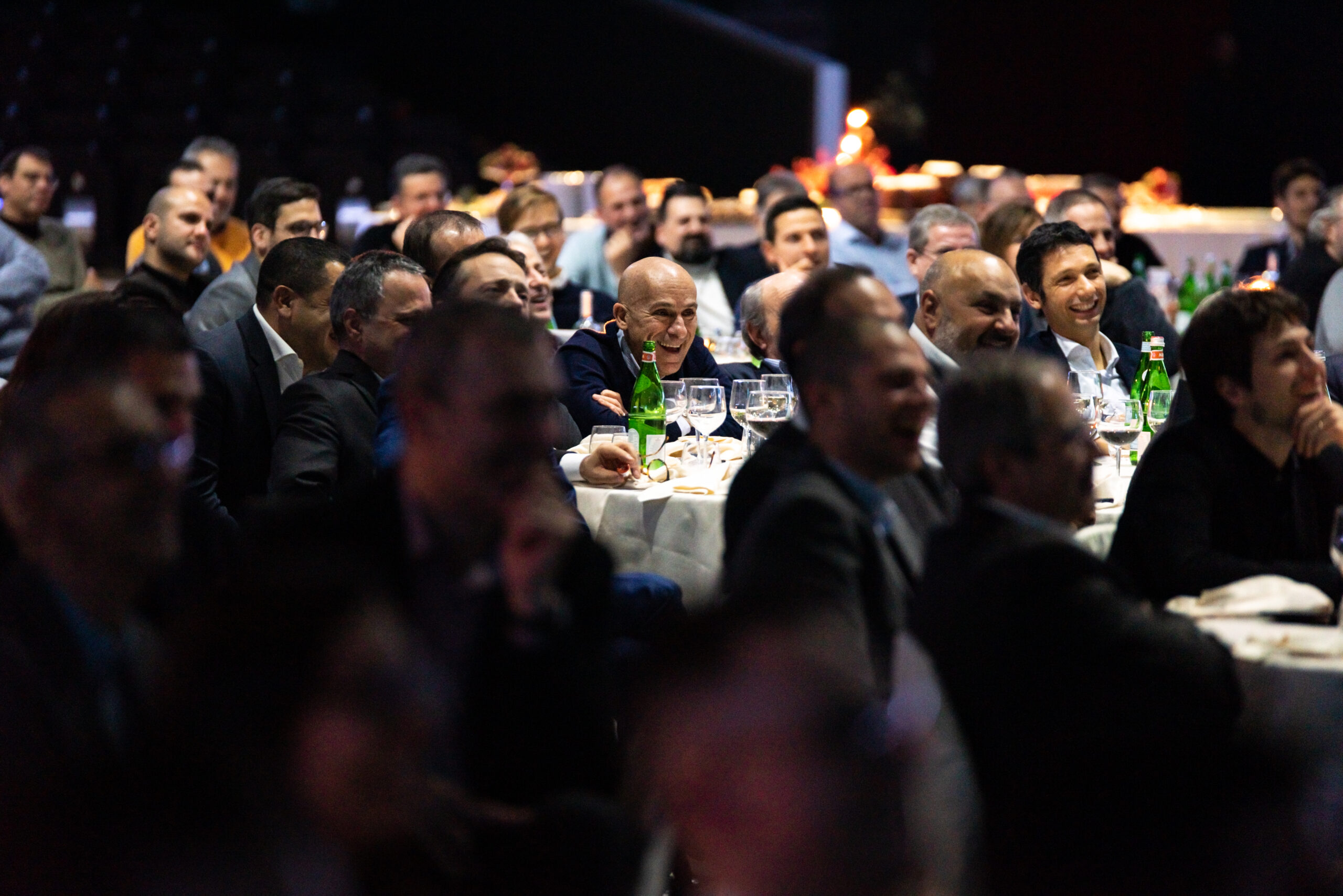 Ospiti seduti ai tavoli durante una cena aziendale, servizio fotografico business events a Padova