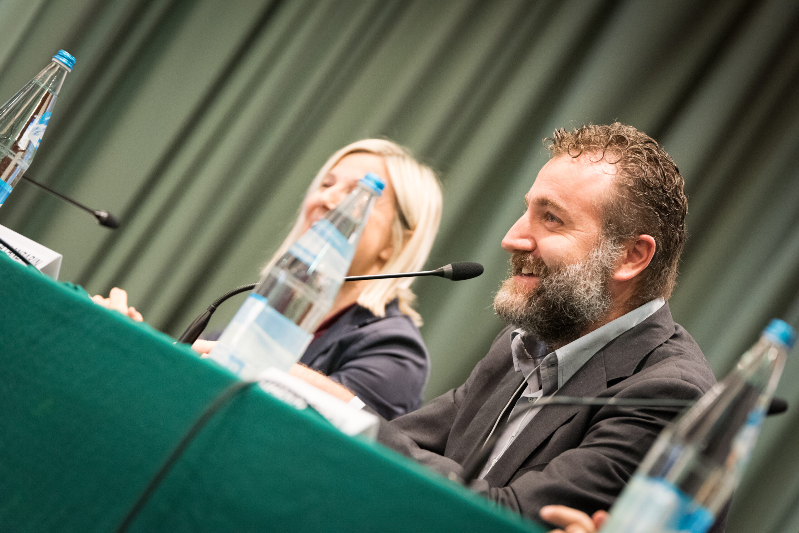 Relatore interviene al microfono durante una conferenza aziendale, servizio fotografico business events a Padova