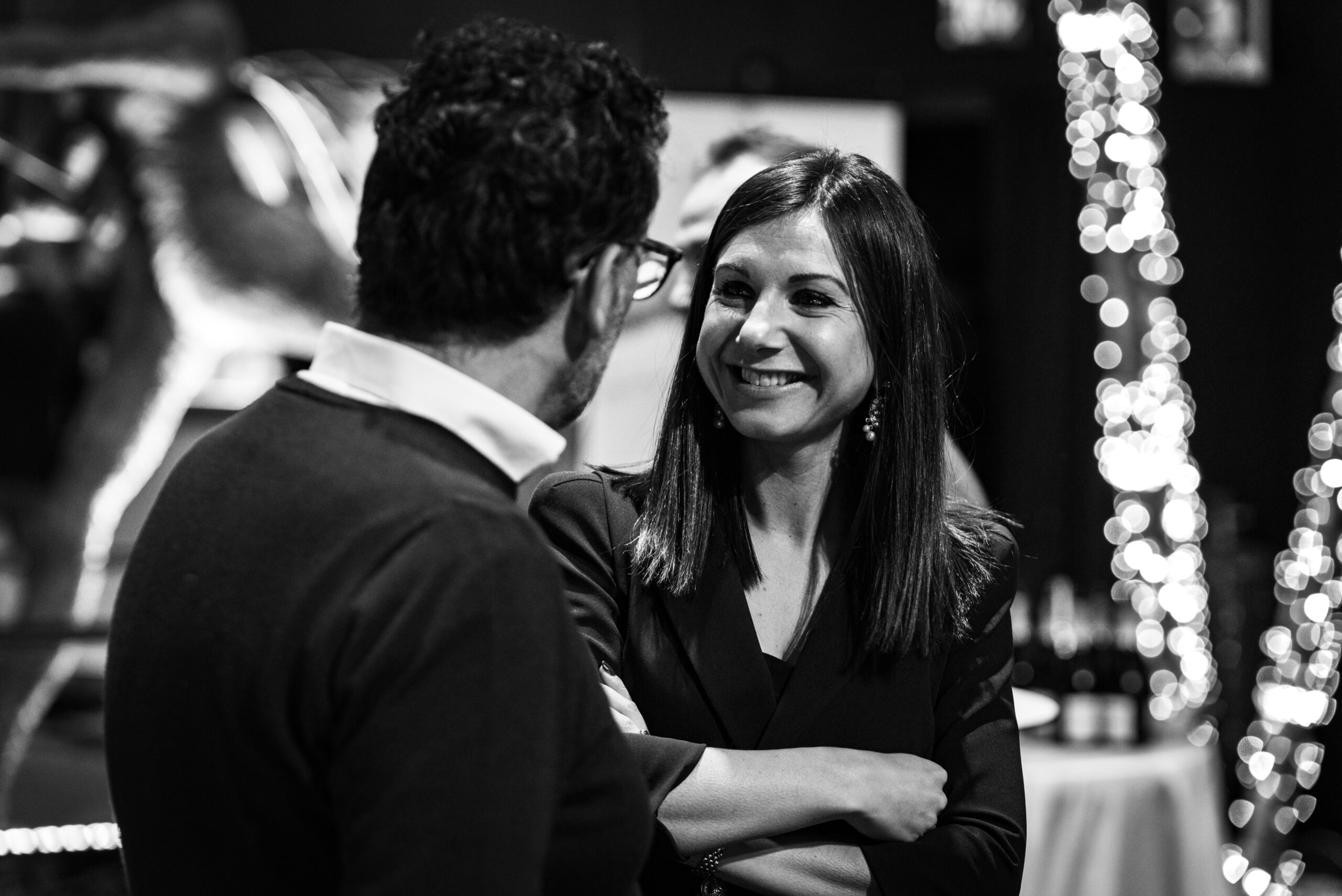 Ospite sorridente durante un evento aziendale in bianco e nero, servizio fotografico business events a Padova