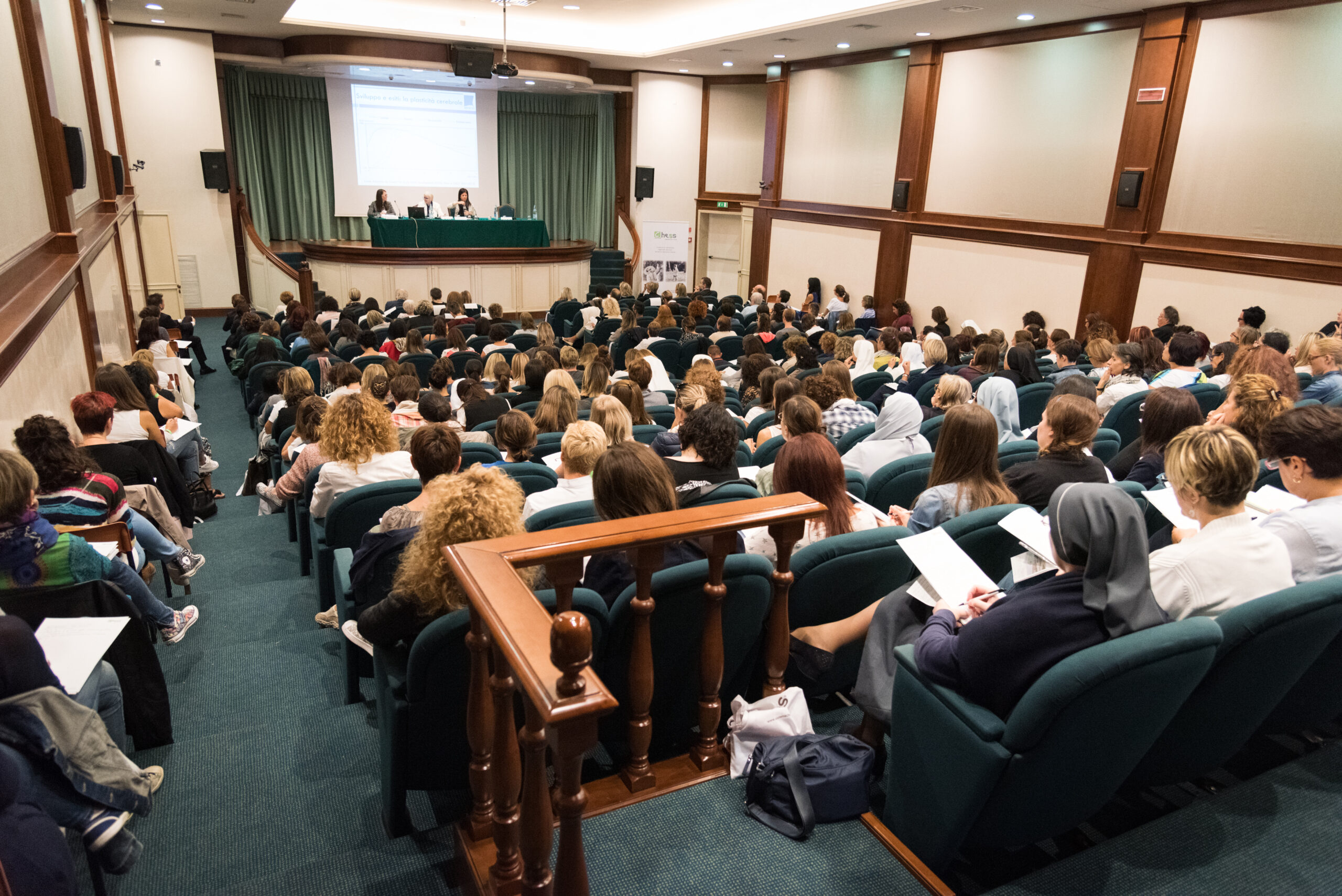 Sala conferenze con pubblico e relatori durante un evento aziendale, servizio fotografico business events a Padova