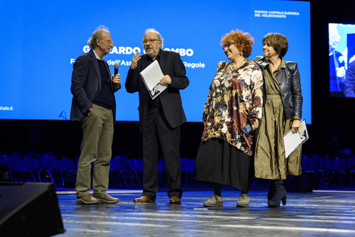 Partecipanti sul palco durante una premiazione a Padova Capitale Europea del Volontariato