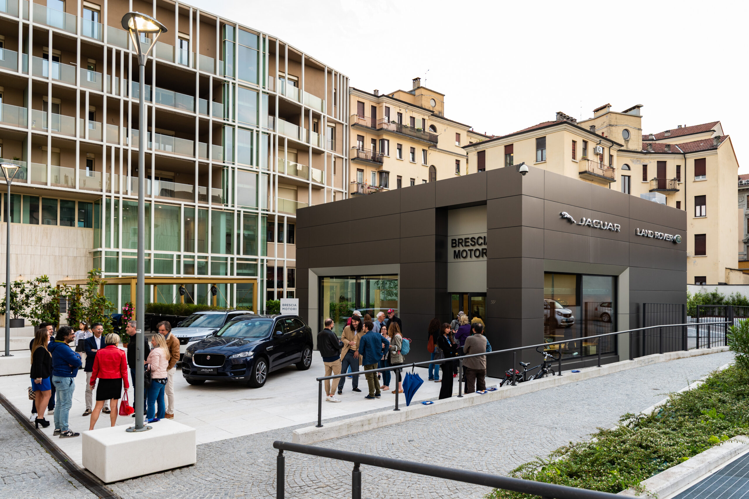Ospiti riuniti davanti alla sede Brescia Motori Jaguar Land Rover durante una mostra