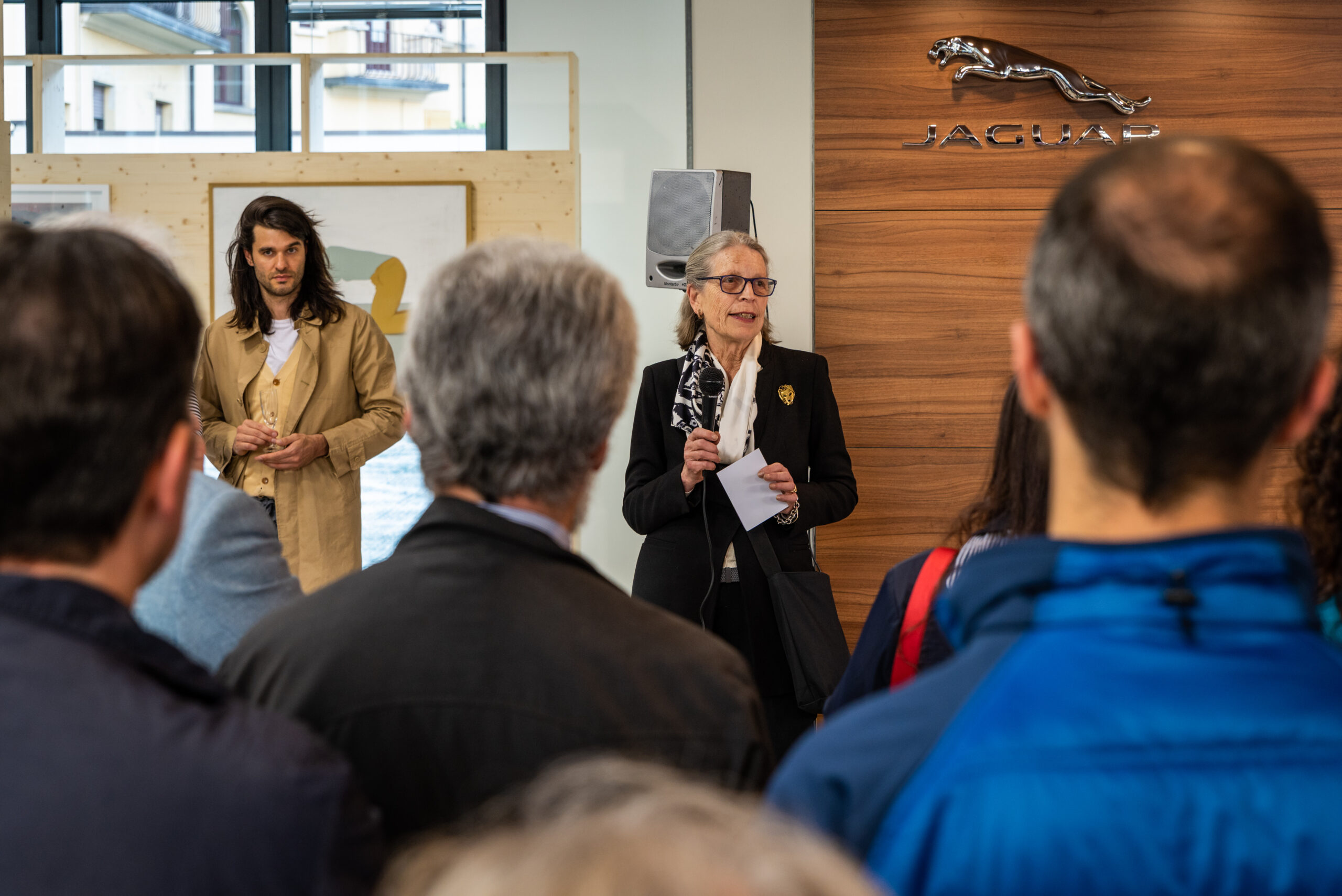 Relatrice interviene al microfono durante un evento Jaguar Land Rover, servizio fotografico business events a Padova