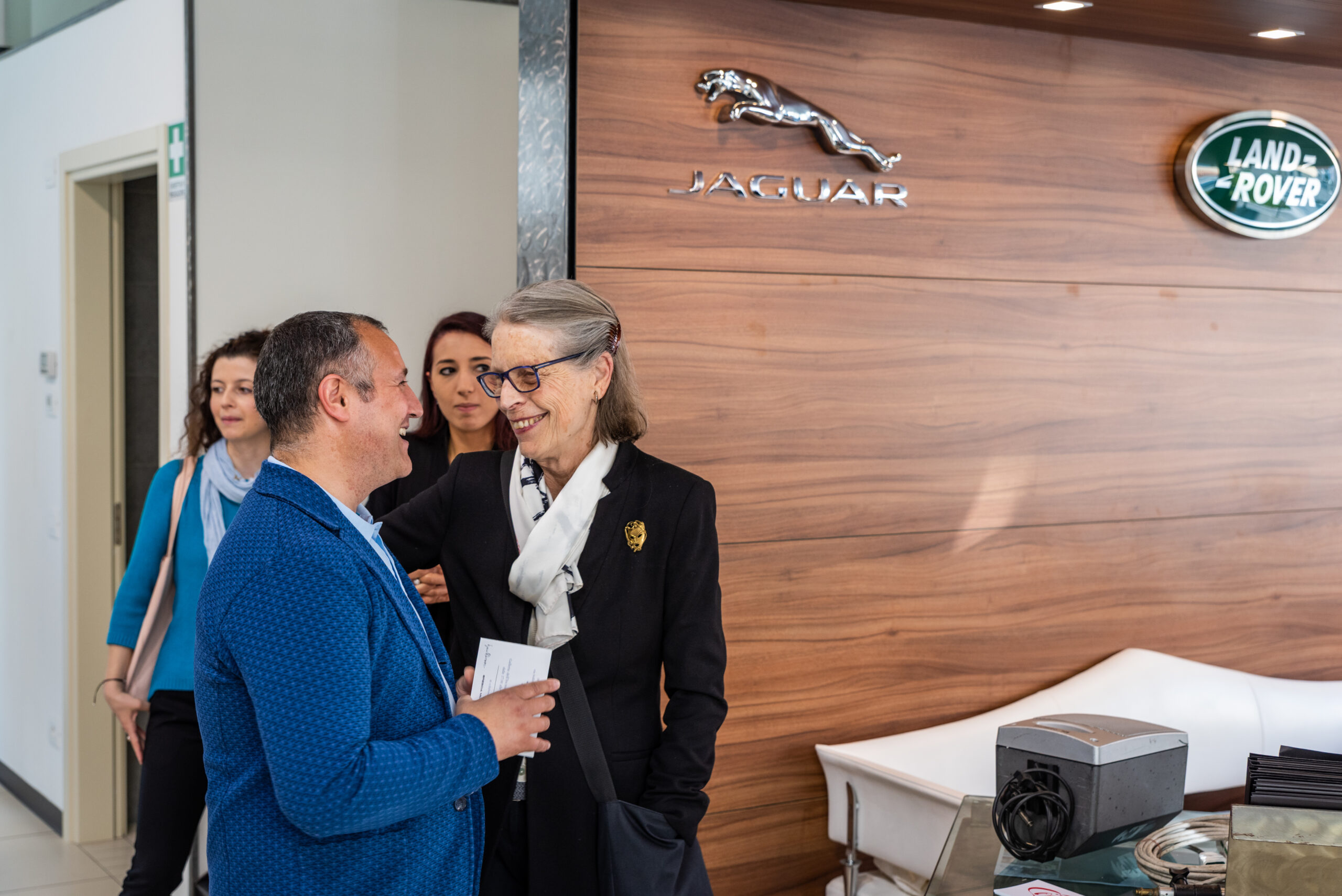 Ospiti conversano durante un evento aziendale Jaguar Land Rover, servizio fotografico business events a Padova