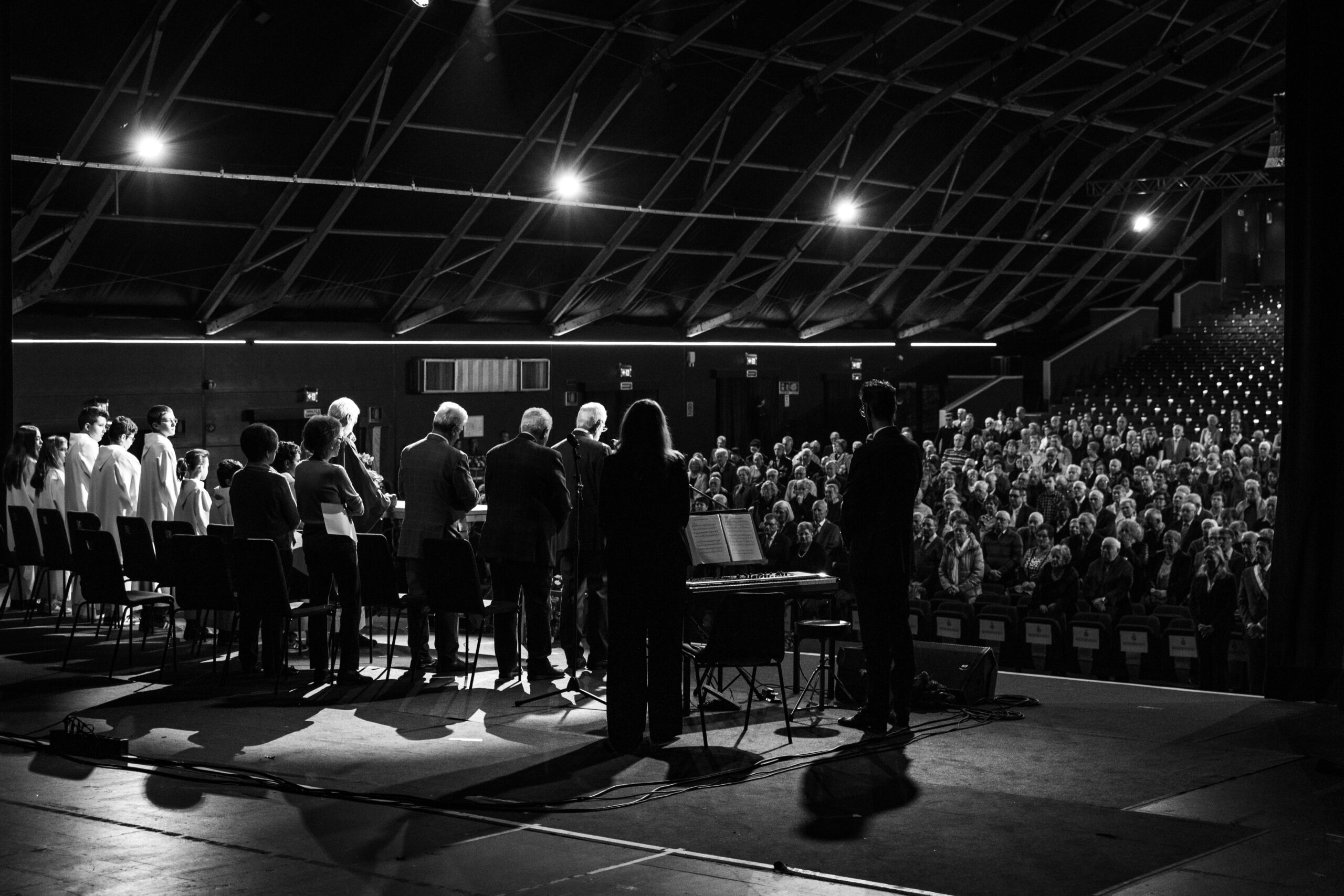 Vista dal palco sul pubblico durante un evento organizzato dal Comune di Padova in bianco e nero, servizio fotografico business events a Padova