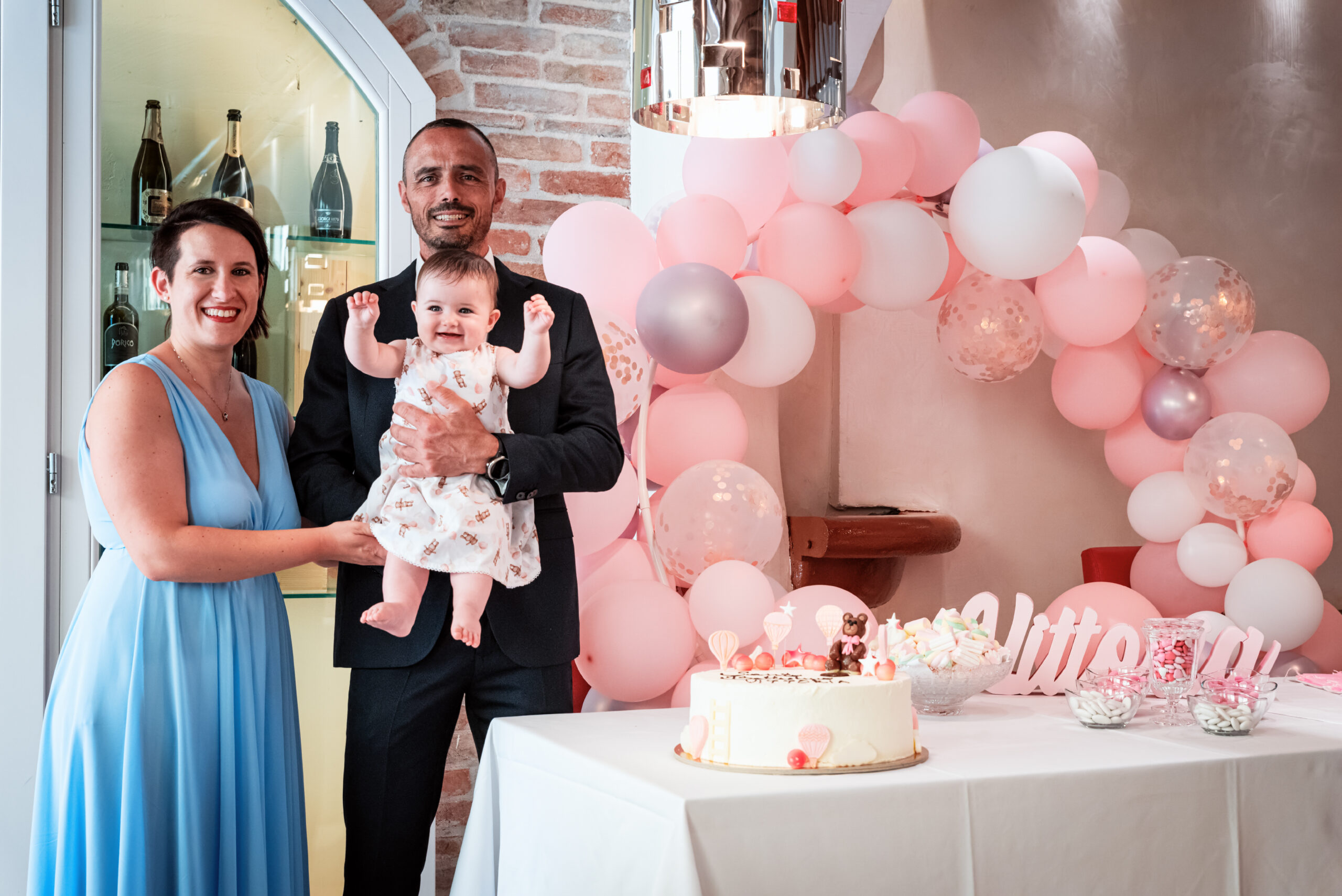 Genitori con la loro bambina durante la festa del battesimo, progetto Storie da condividere a Padova
