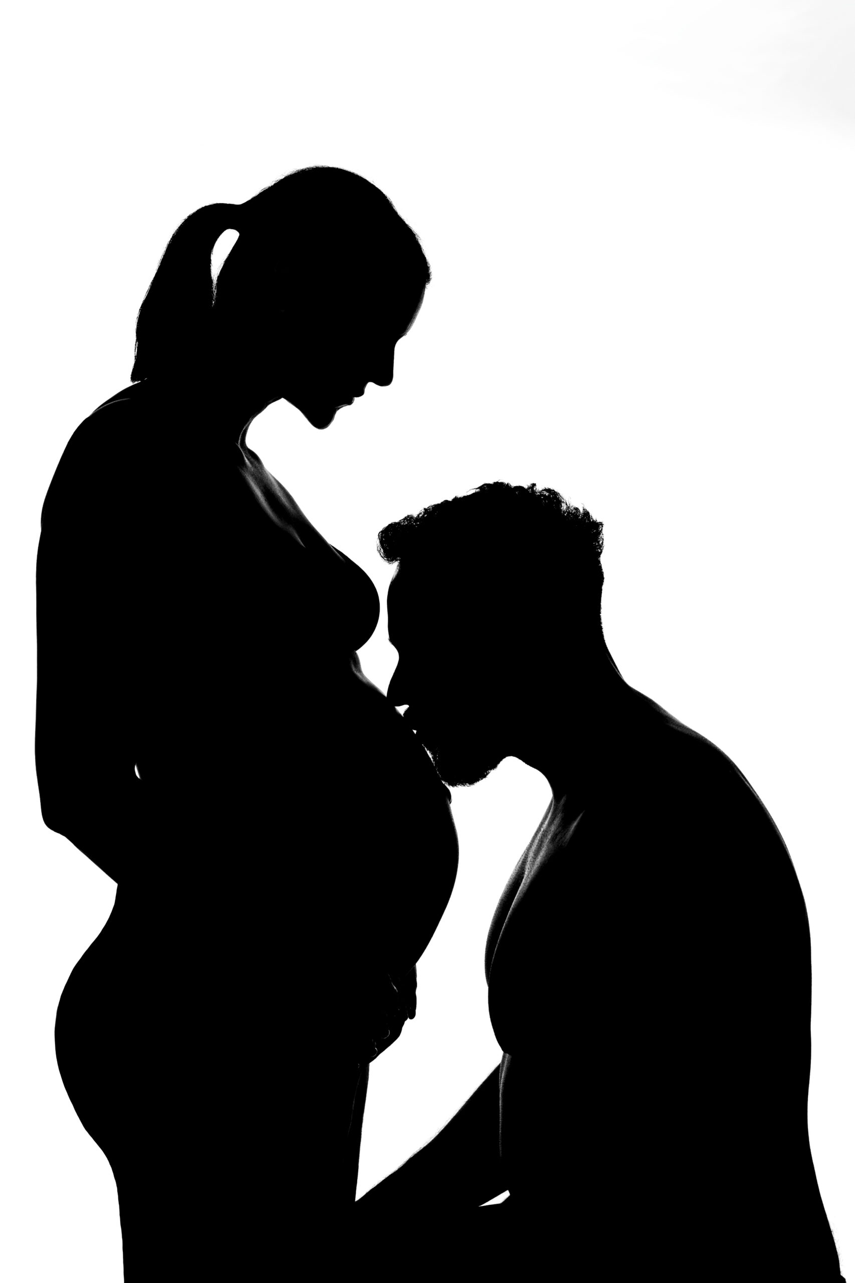 Silhouette di futuri genitori che si guardano davanti al pancione, progetto Storie che iniziano a Padova