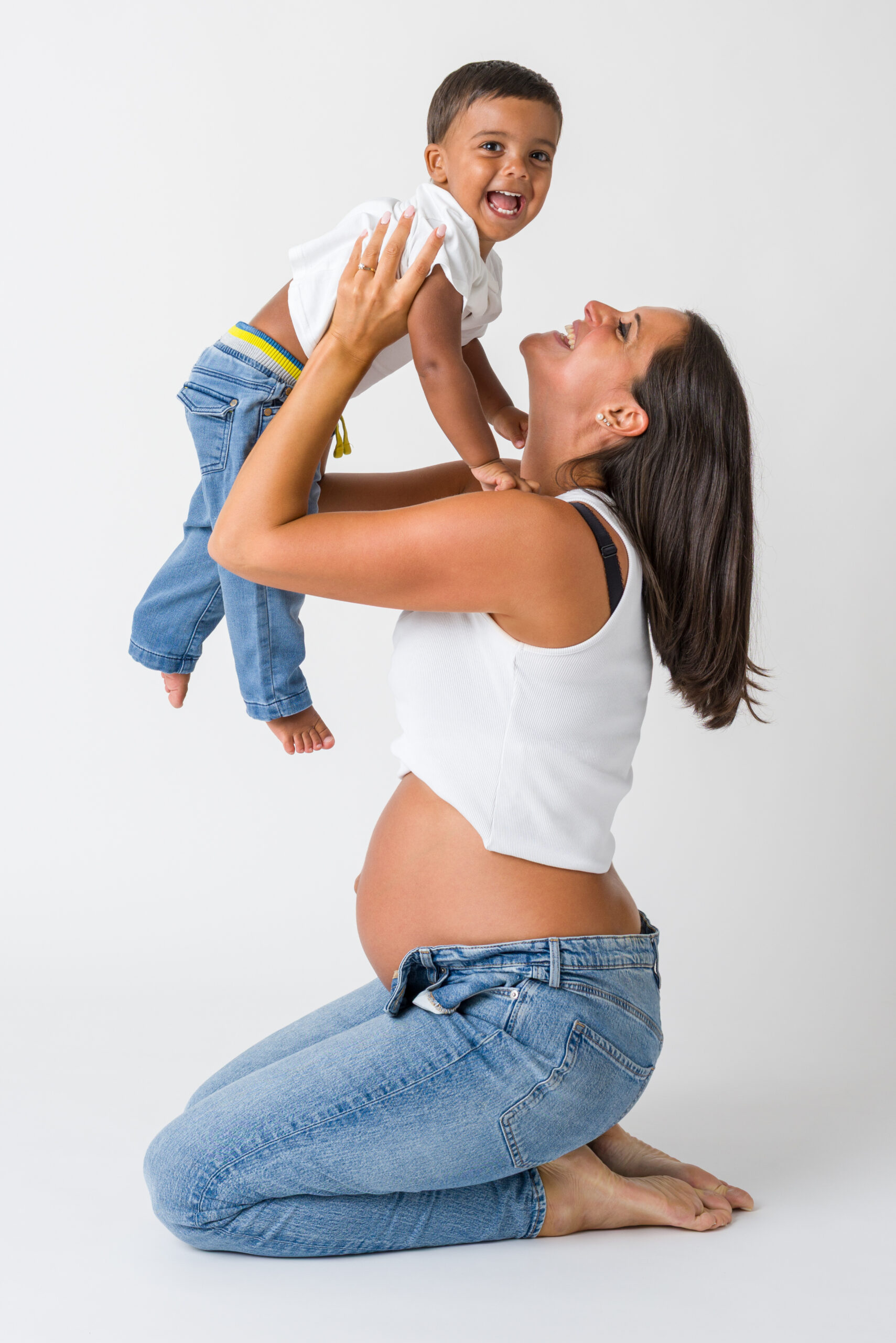 Futura mamma che solleva il suo bambino in studio, progetto Storie che iniziano a Padova