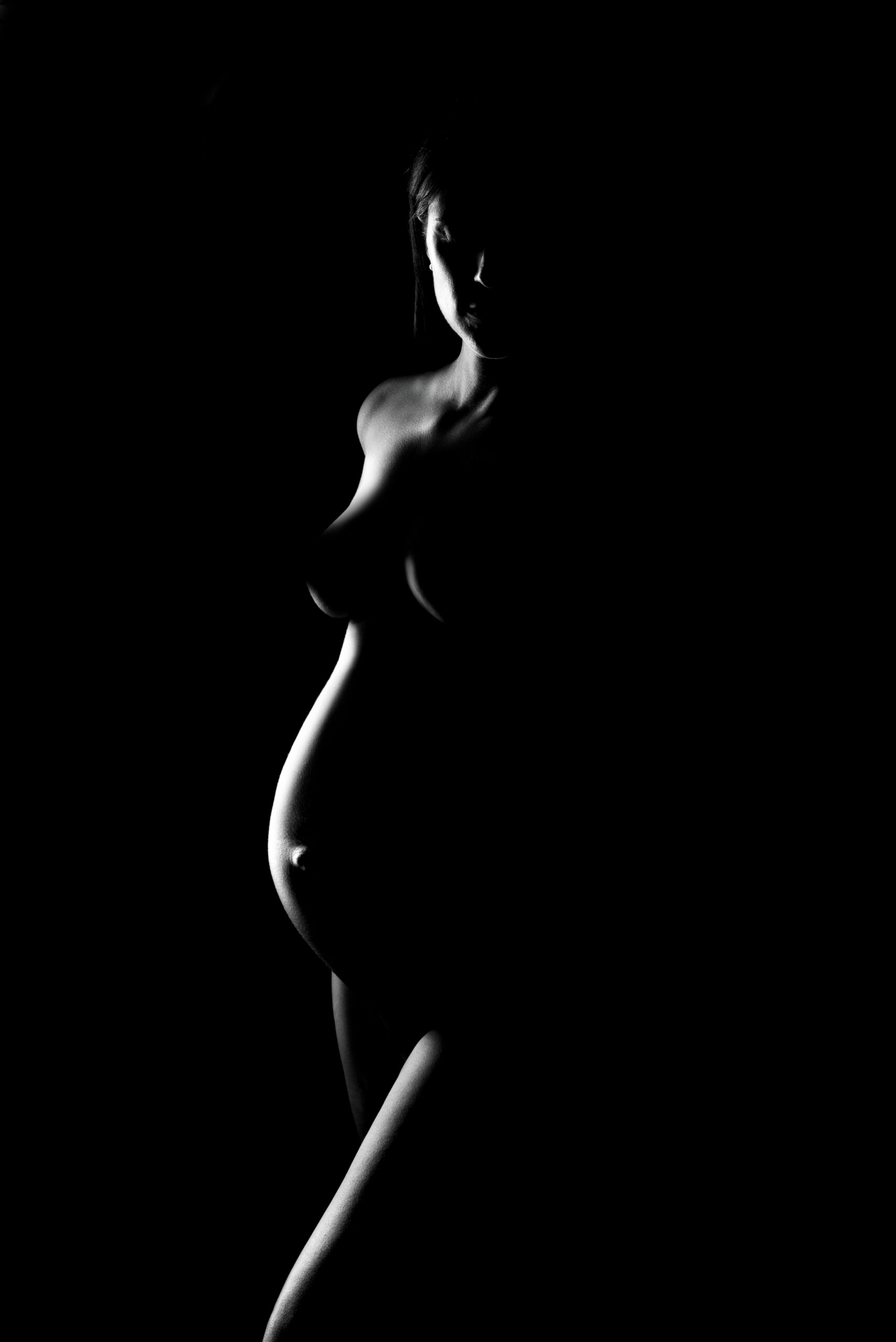 Ritratto di profilo in chiaroscuro di futura mamma, progetto Storie che iniziano a Padova