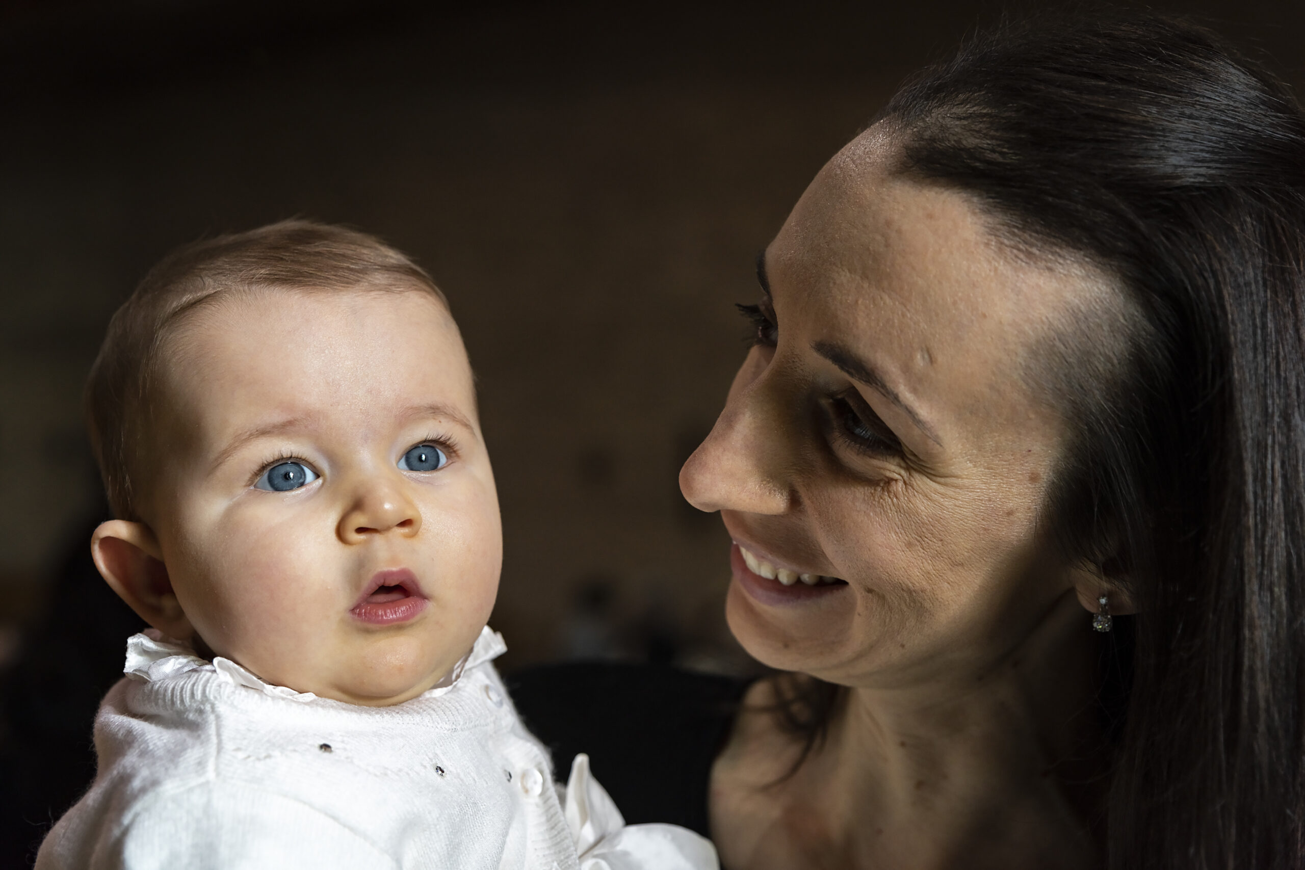 Ritratto ravvicinato di mamma e neonato, progetto Storie da condividere a Padova