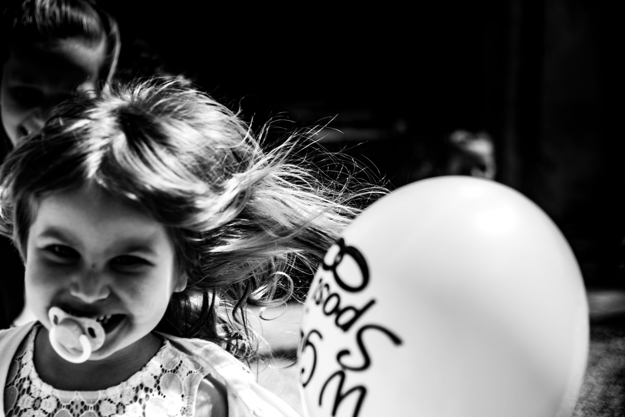 Bambina con palloncino celebrativo al termine della cerimonia di matrimonio, progetto Storie da condividere a Padova