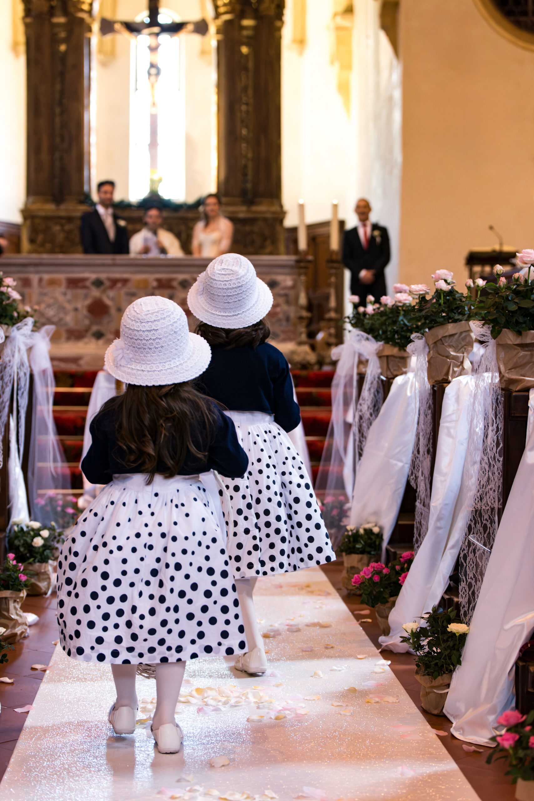 Due damigelle percorrono la navata della chiesa durante il matrimonio, progetto Storie da condividere a Padova