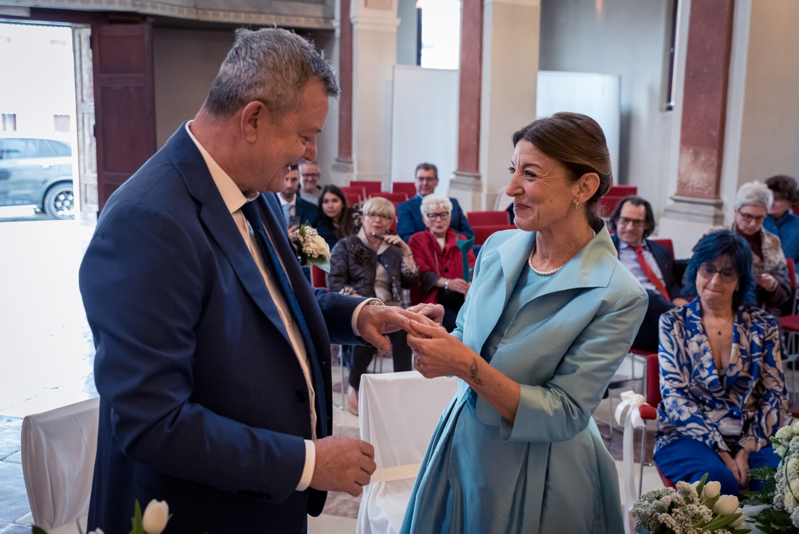 Sposi durante lo scambio degli anelli in una cerimonia di matrimonio, progetto Storie da condividere a Padova