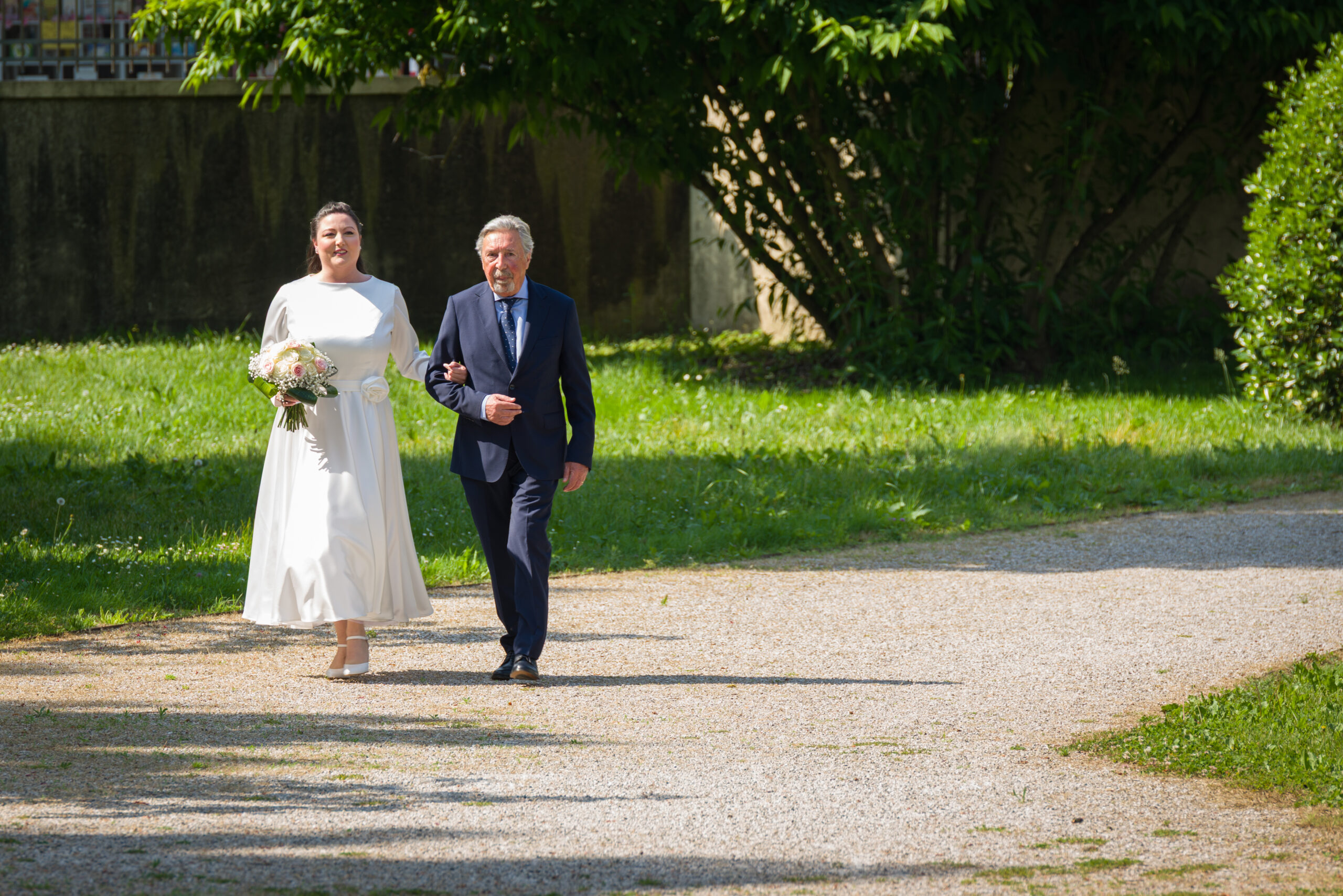Sposa accompagnata dal suocero verso la cerimonia, progetto Storie da condividere a Padova