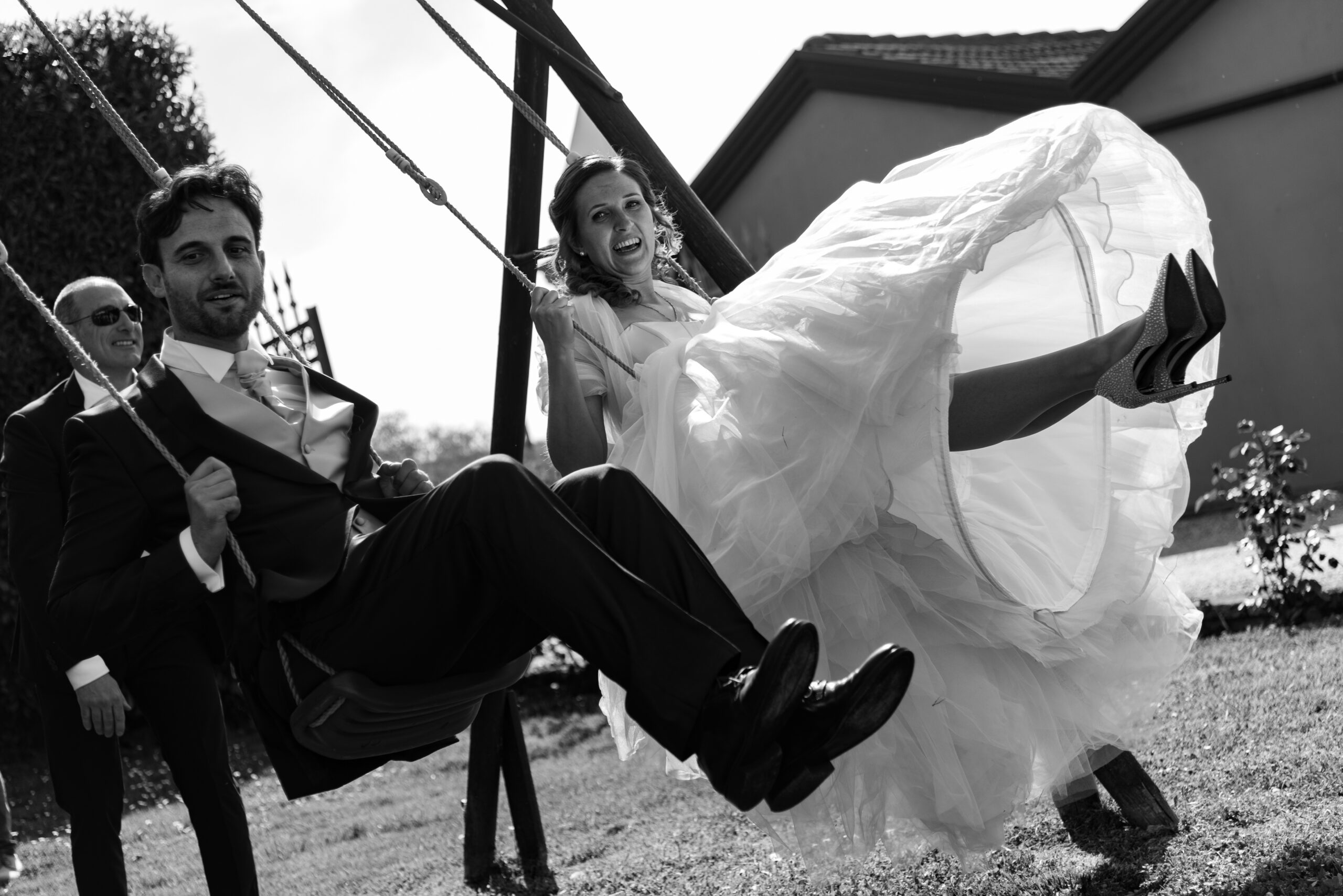 Sposi sull’altalena nel giorno del matrimonio, fotografia in bianco e nero, progetto Storie da condividere a Padova
