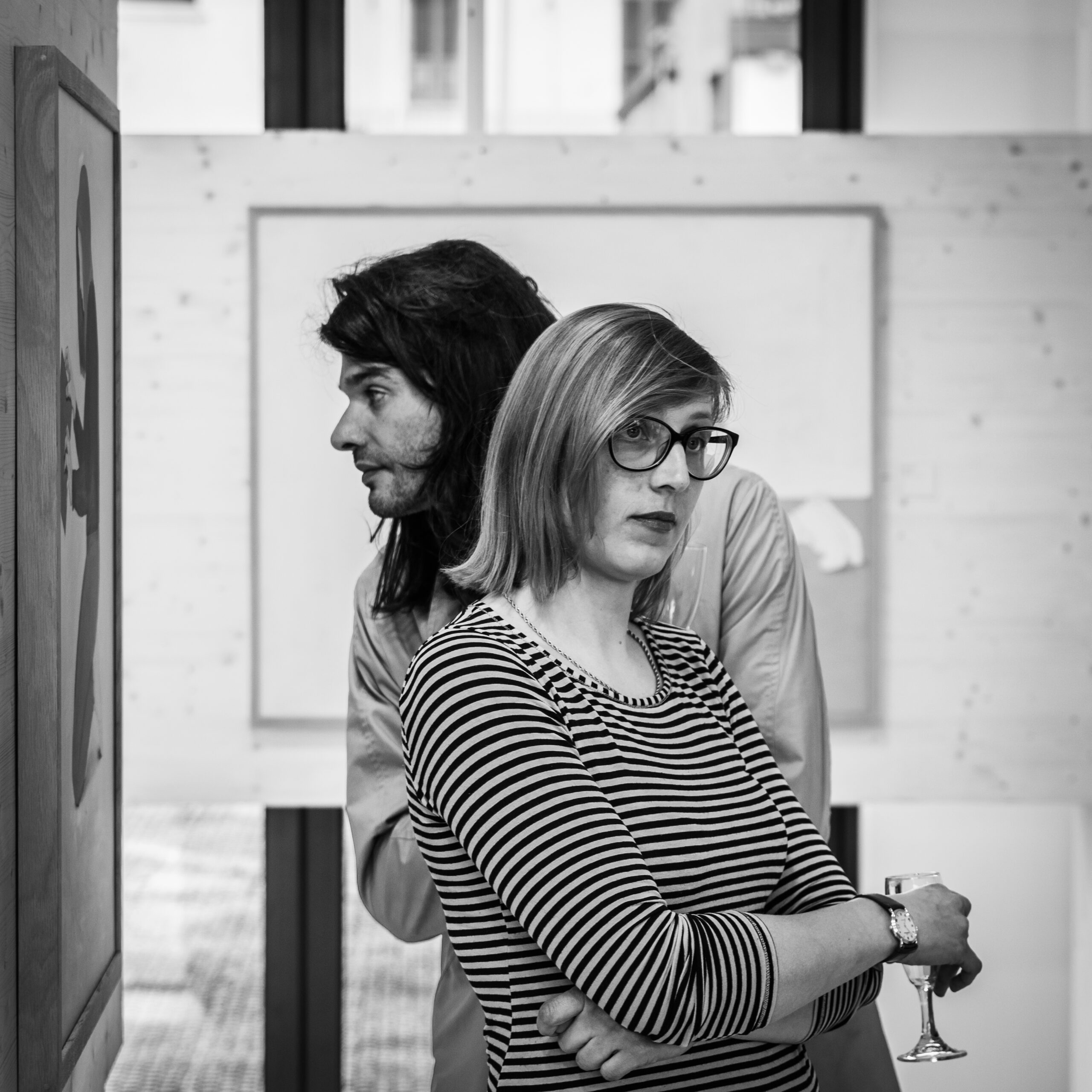 Due autori ritratti in bianco e nero durante una mostra, servizio fotografico business events a Padova