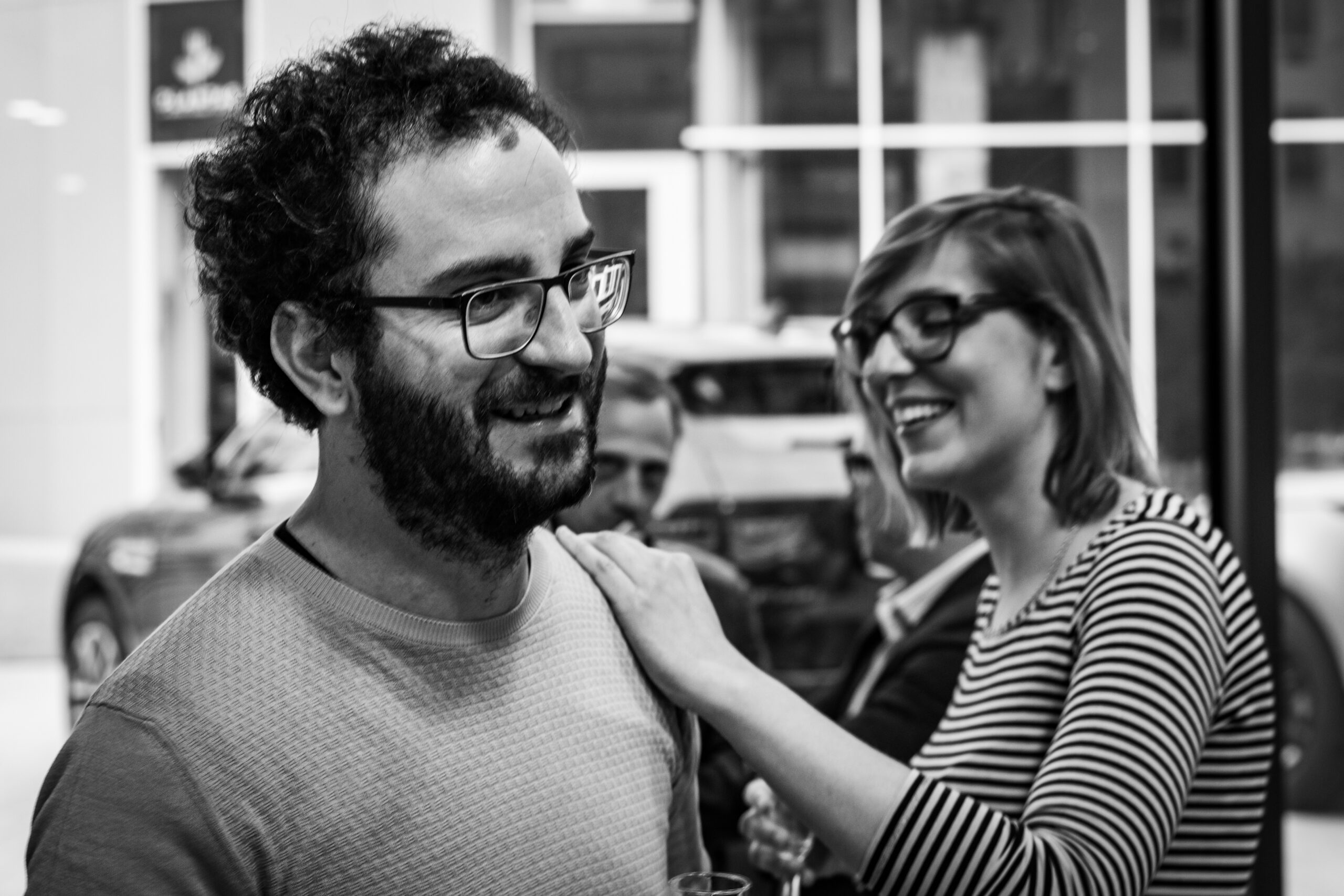Ospiti sorridono durante una mostra, servizio fotografico business events a Padova