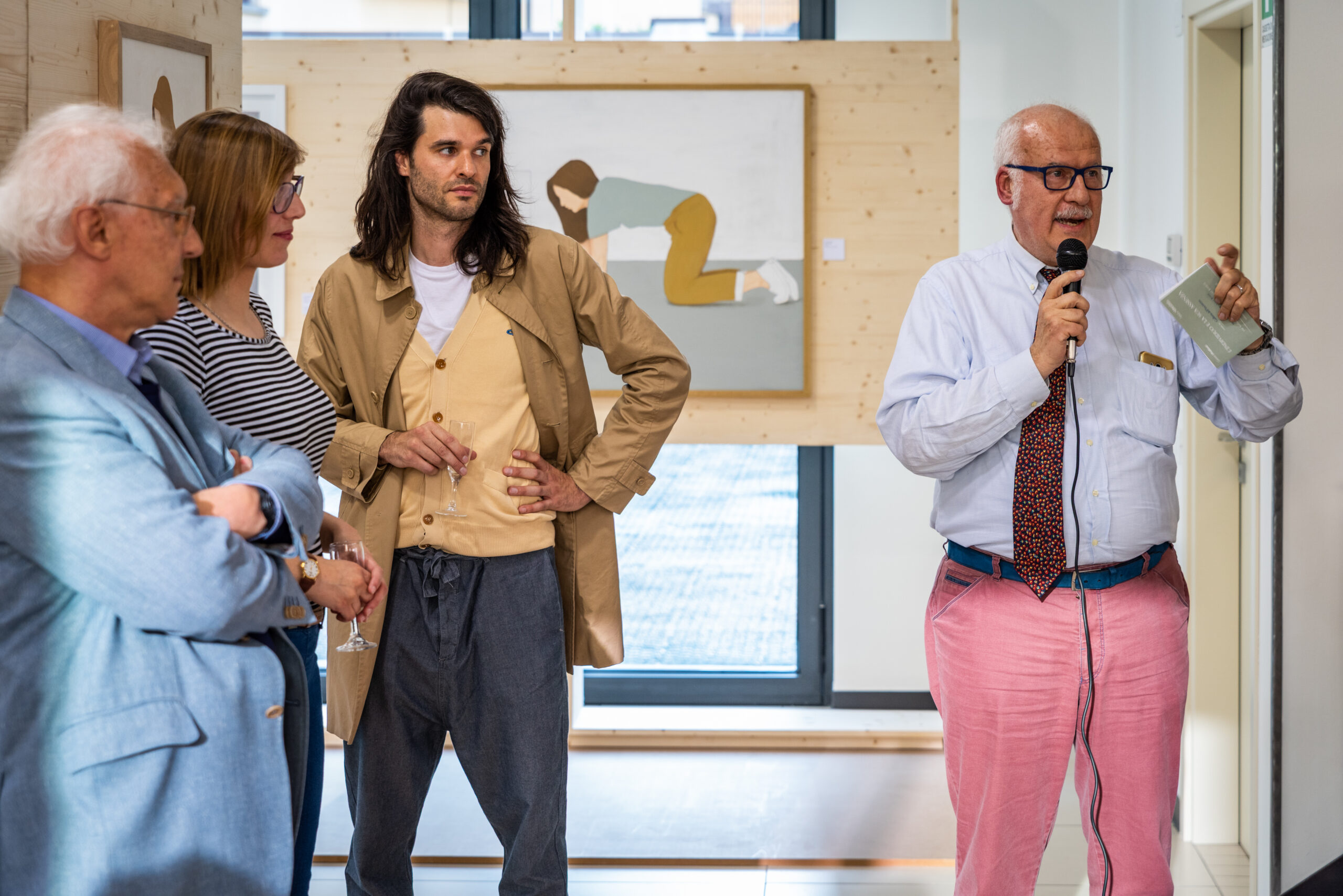 Relatore con microfono parla agli ospiti durante una mostra, servizio fotografico business events a Padova