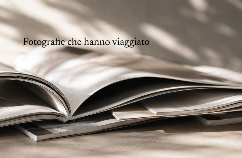 riviste fotografiche sovrapposte con pagine sfogliate