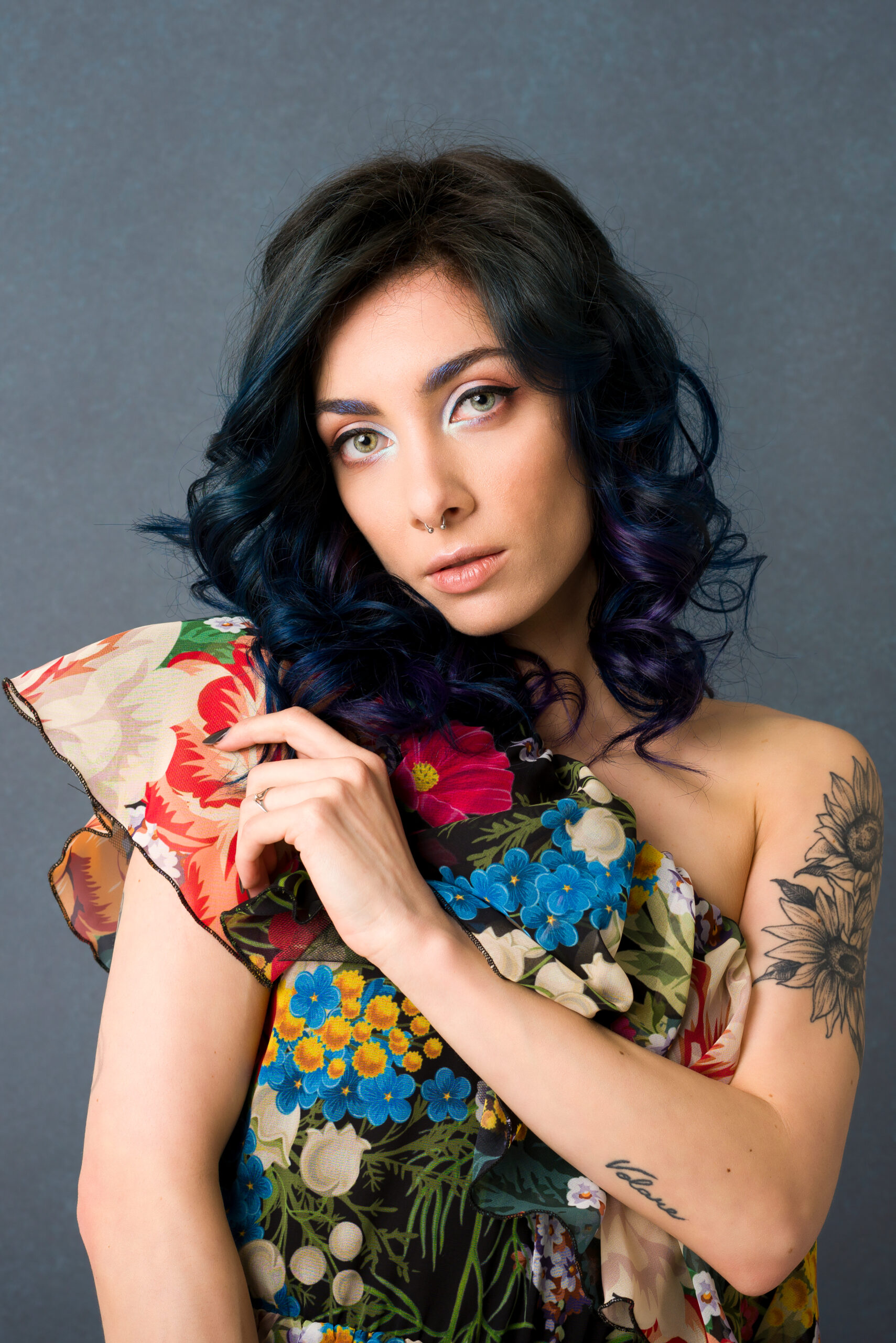Ritratto in studio di donna con capelli blu e abito floreale, progetto Storie di sé a Padov