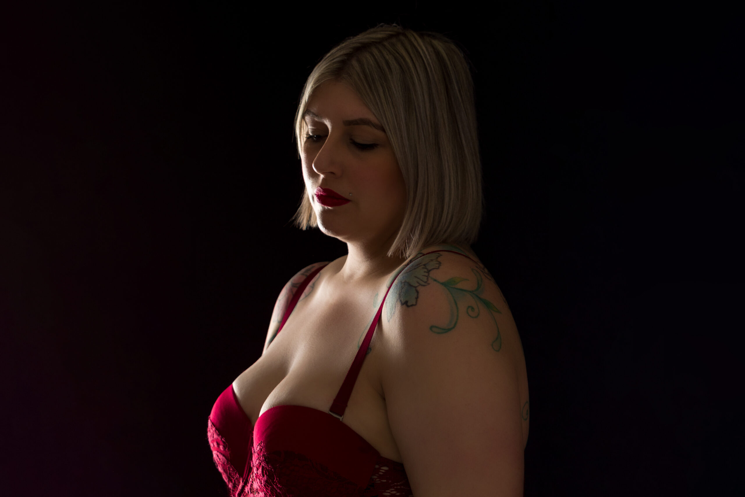 Ritratto femminile con lingerie rossa e tatuaggi sulle spalle, servizio About Me a Padova