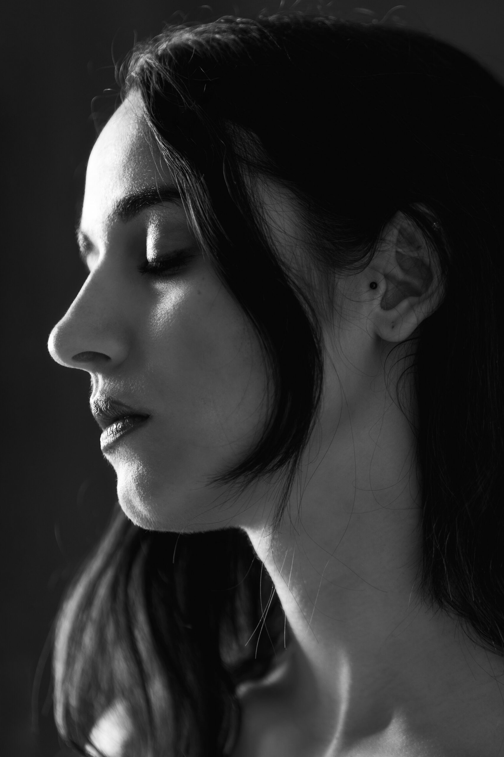 Ritratto femminile di profilo con occhi chiusi in bianco e nero, servizio About Me a Padova