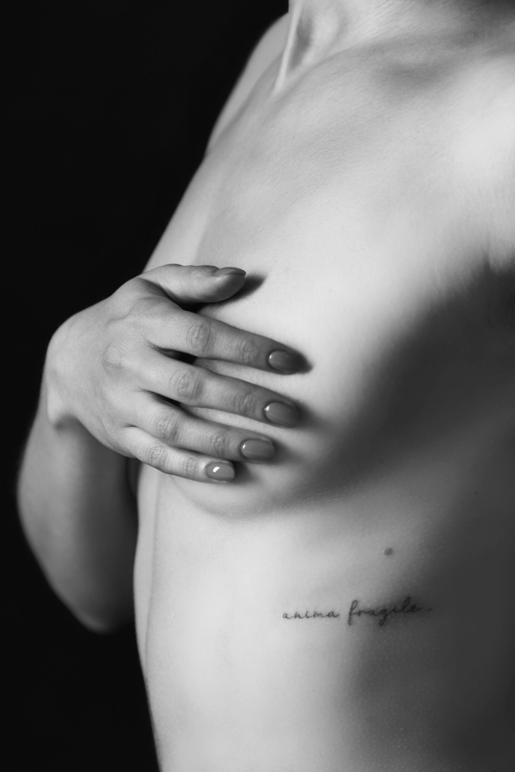 Dettaglio della schiena e della mano in un ritratto femminile in bianco e nero, servizio About Me a Padova