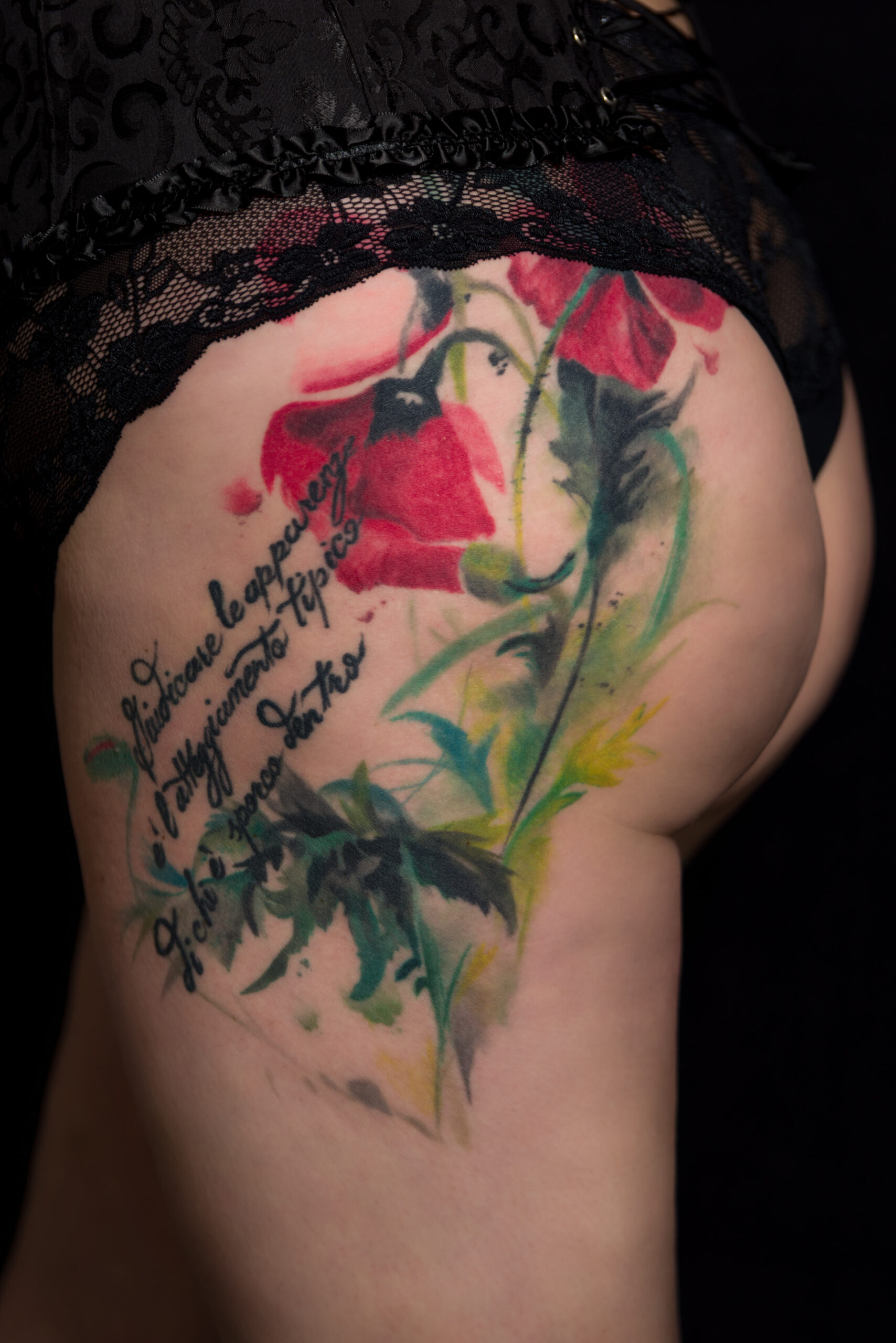 Dettaglio di tatuaggio floreale sul fianco in un ritratto femminile, servizio About Me a Padova