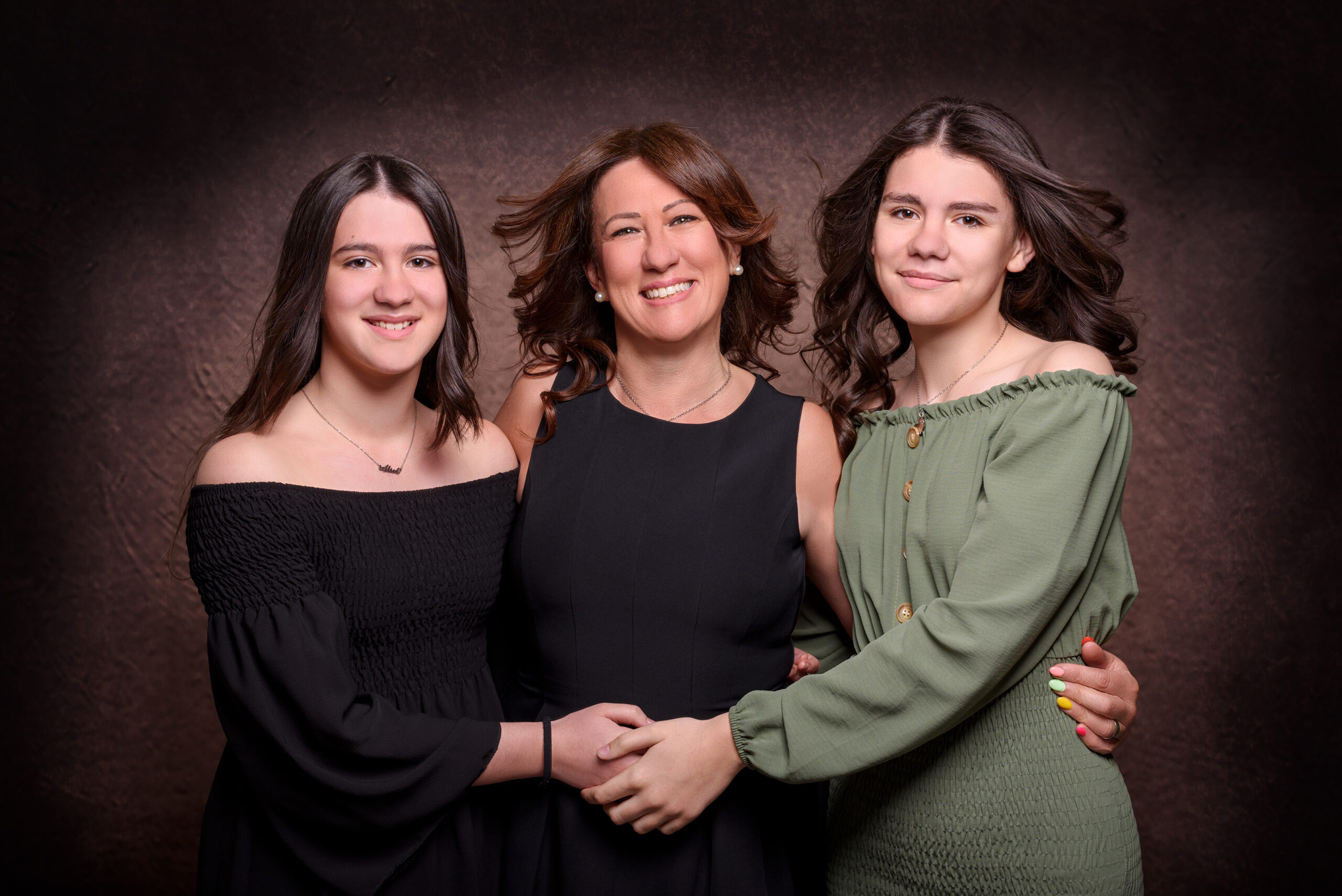 Ritratto in studio di mamma con le sue due figlie, progetto Storie di famiglia a Padova