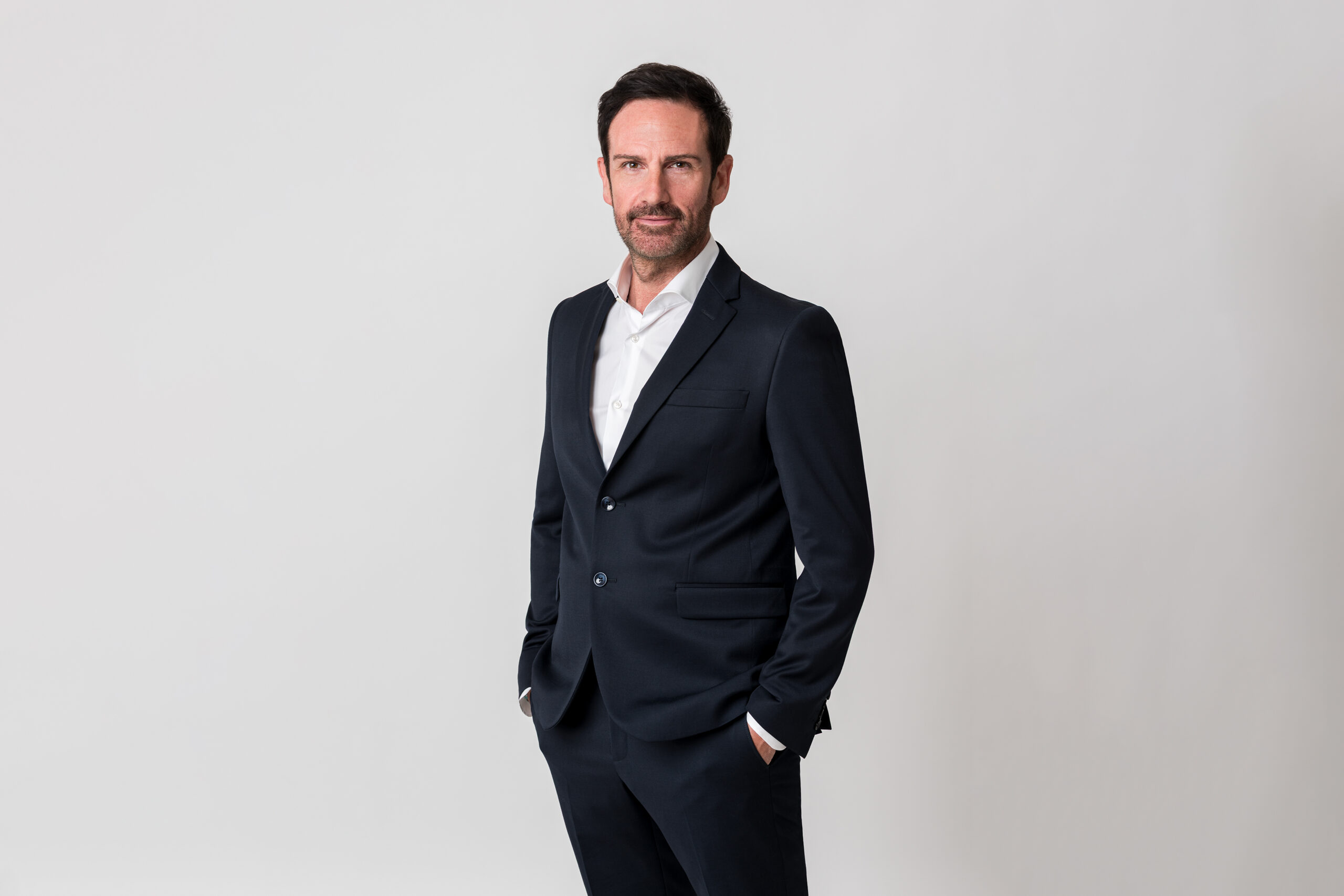 Ritratto professionale di uomo in abito blu su sfondo bianco a Padova