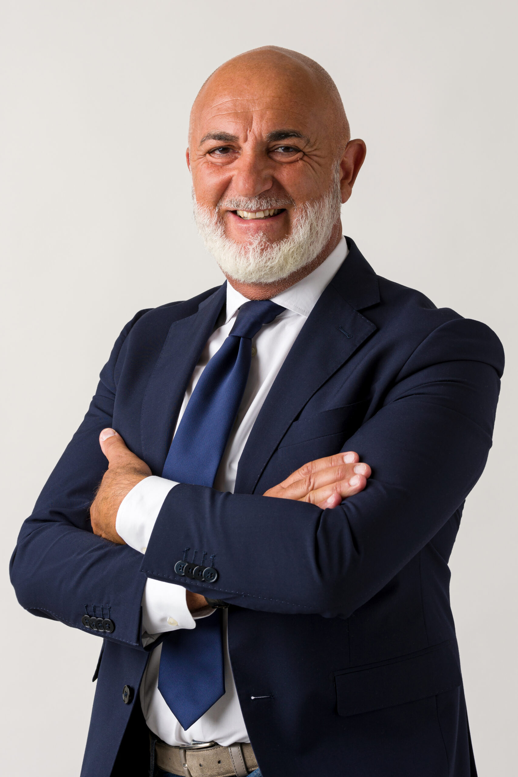 Ritratto professionale di uomo con barba in abito blu a Padova
